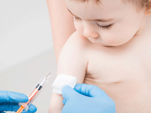 Bố mẹ cần làm những gì sau khi tiêm phòng vắc-xin cho trẻ