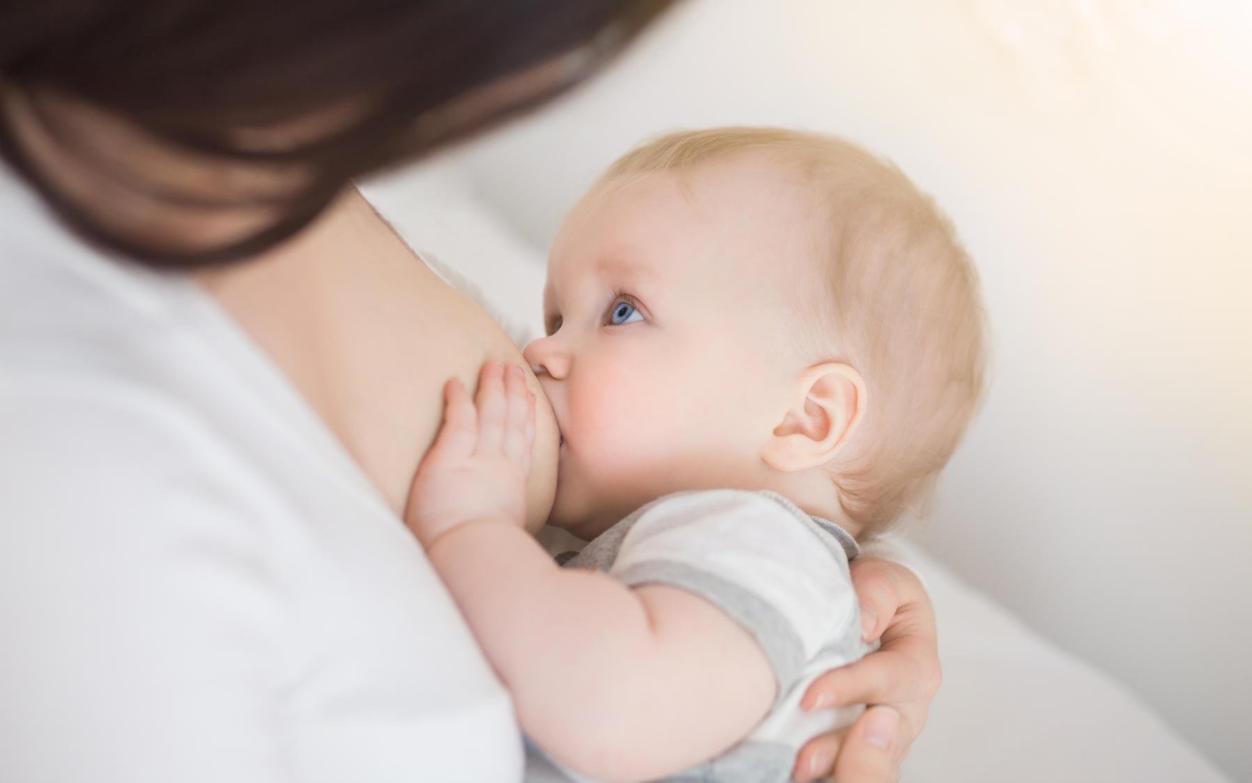 Cho trẻ bú mẹ nhiều hơn trong mùa dịch