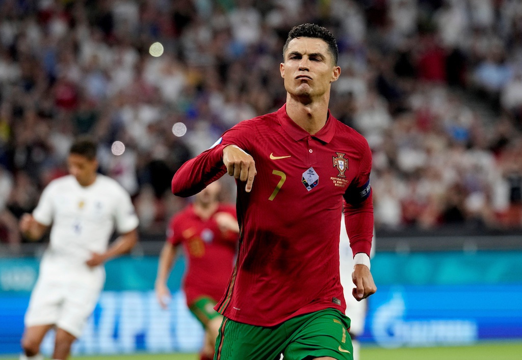 Cristiano Ronaldo bỏ lỡ phạt đền, rồi ghi cú đúp giúp Bồ Đào Nha thắng Ireland 2-1