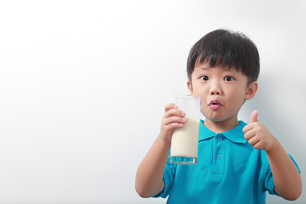 Uống sữa sát giờ ăn là một sai lầm