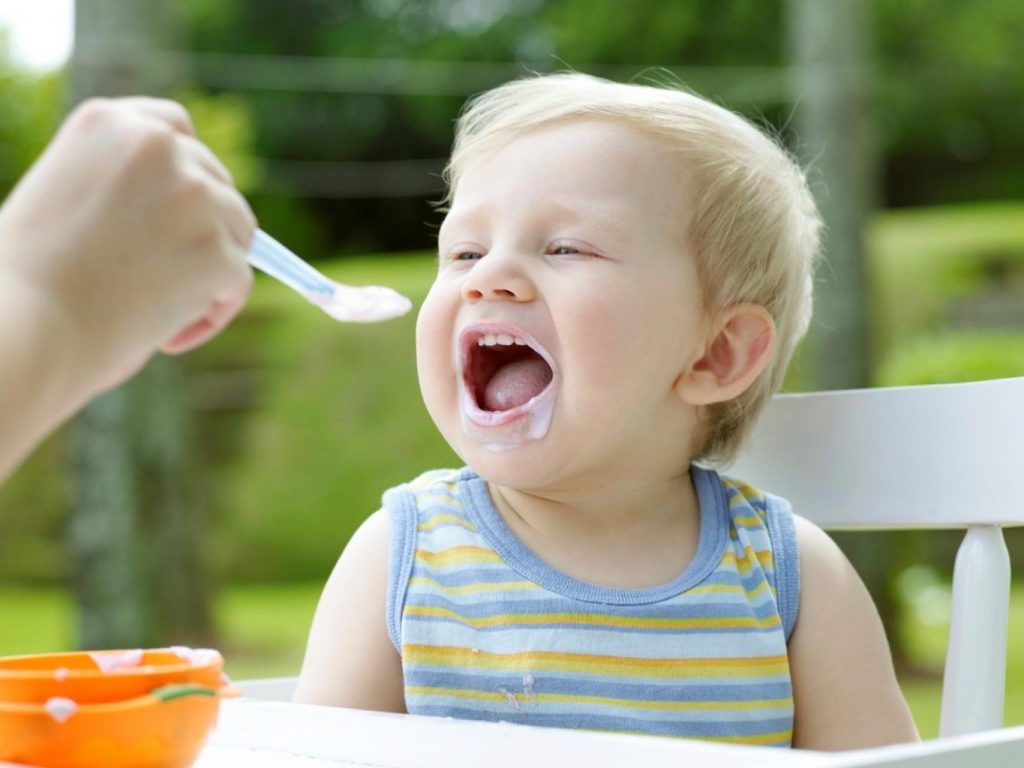 Mấy tháng trẻ có thể ăn sữa chua