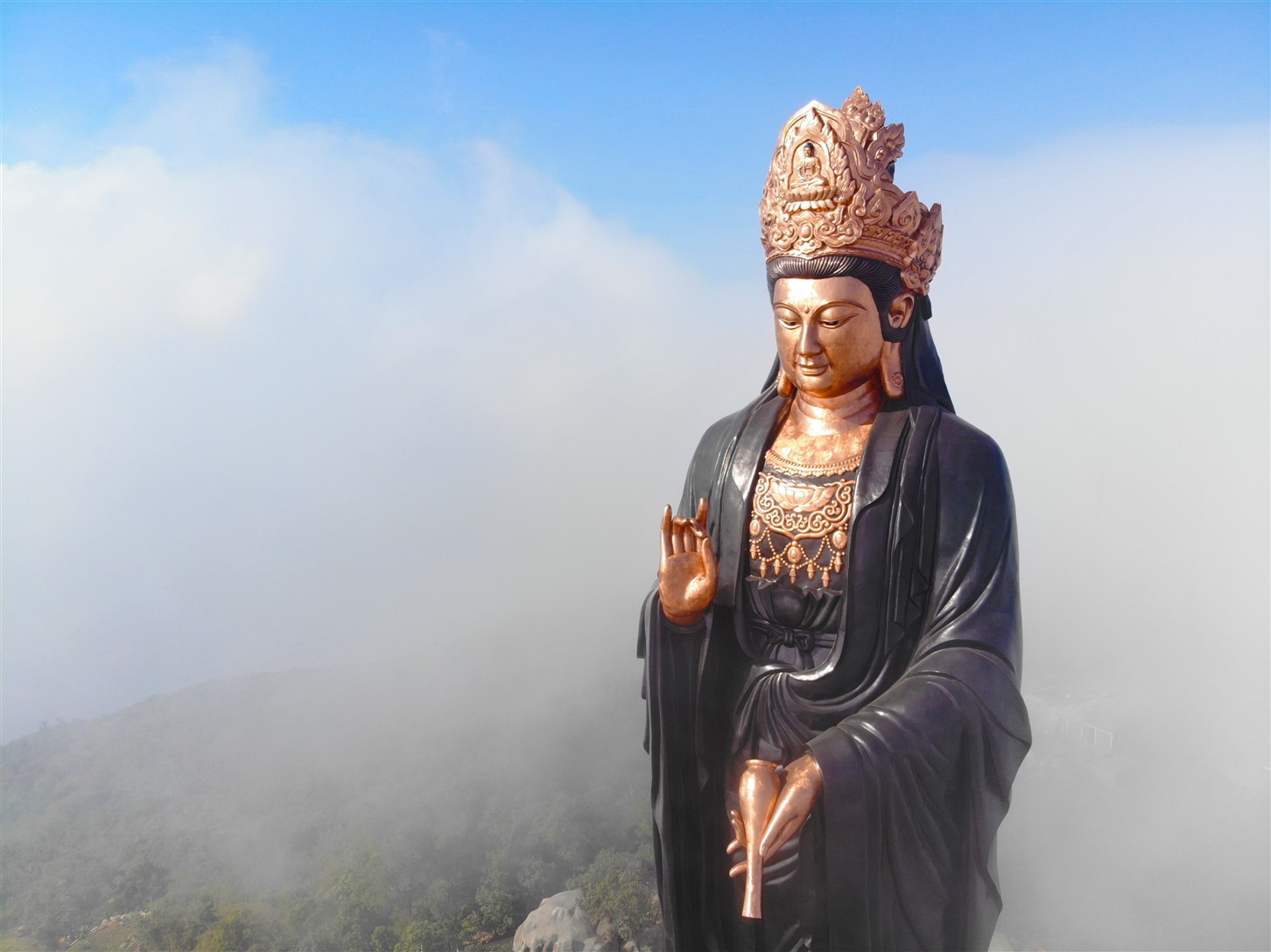 Ngắm nhìn tượng Phật bằng đồng uy nghiêm trên núi Bà Đen