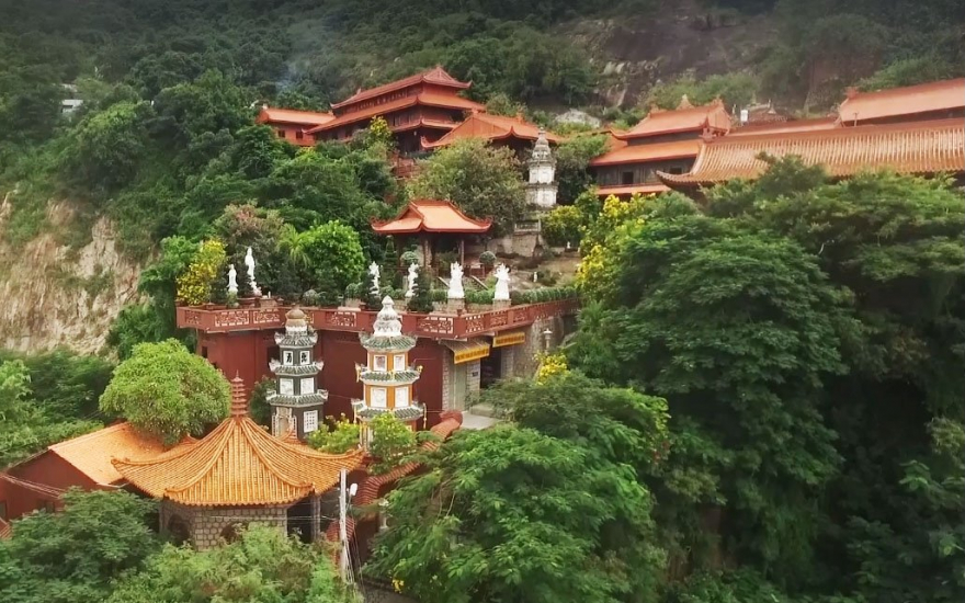 Khám phá ngôi chùa Hang với truyền thuyết về cặp rắn khổng lồ