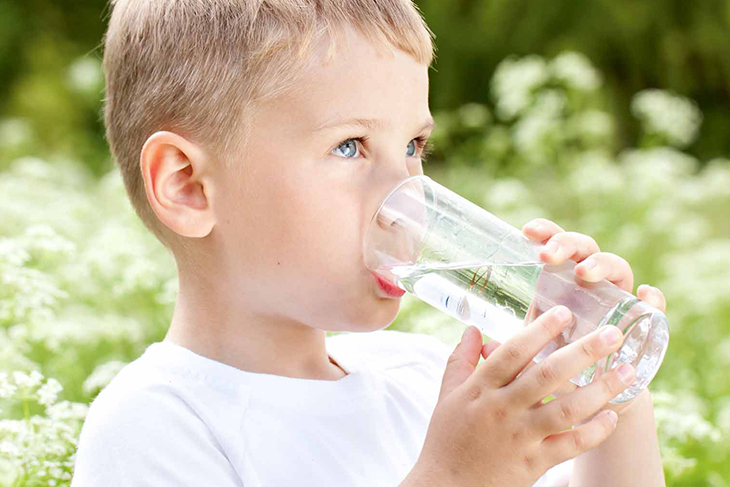 Cho trẻ uống đủ nước mỗi ngày