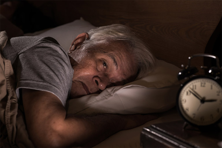 Người cao tuổi dễ bị mất ngủ với nhiều nguyên nhân như tuổi tác, sức khỏe
