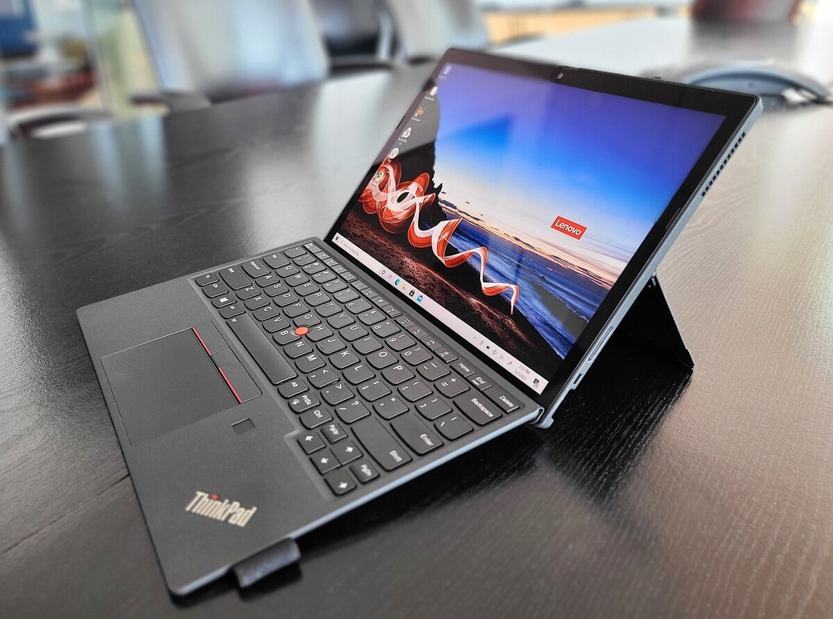 ThinkPad X12 Detachable có thiết kế vừa là máy tính bảng vừa là laptop khi gắn thêm bàn phím