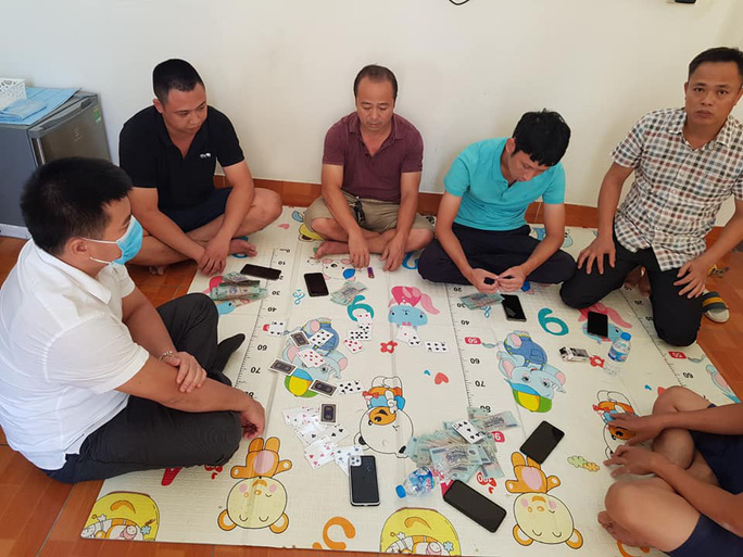 Nhóm người đánh bài ăn tiền bị Công an TP Ninh Bình bắt quả tang