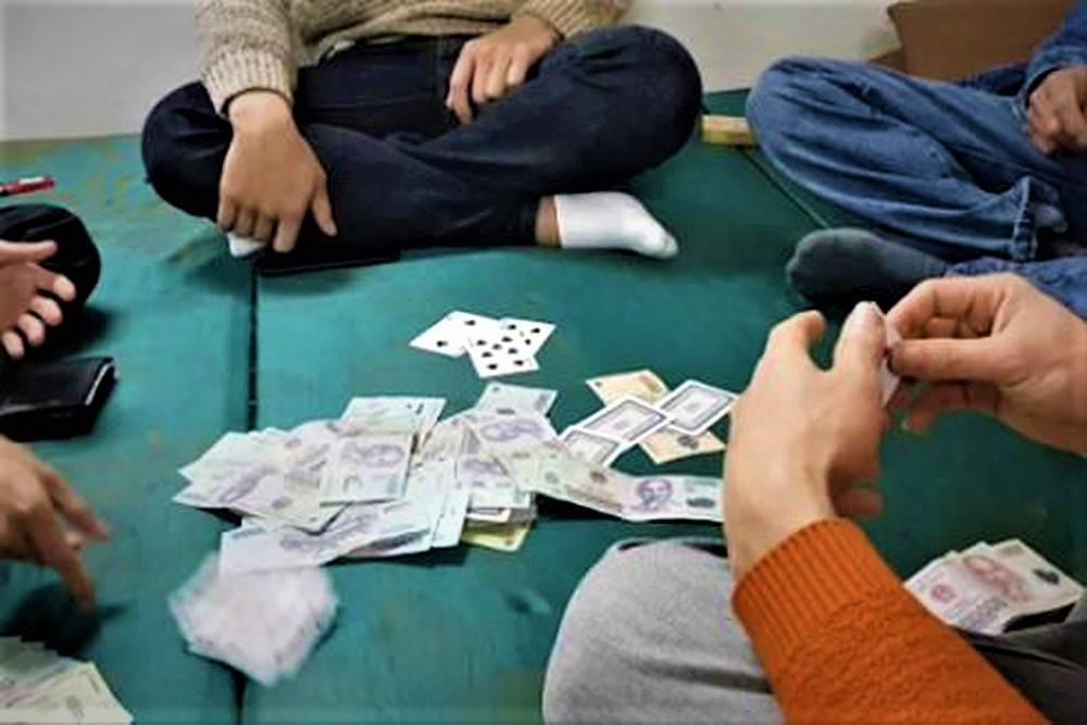 Công an Ninh Bình bắt quả tang 6 người đang đánh bài ăn tiền